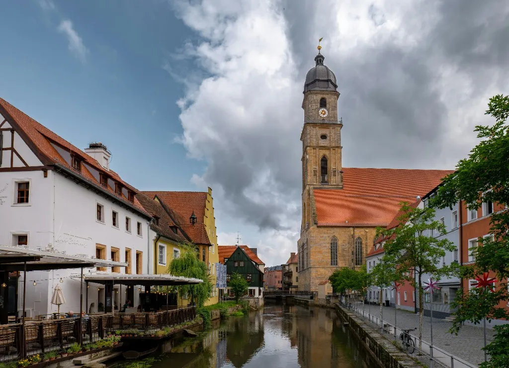 Panoramablick über Amberg mit historischer Altstadt, Fluss Vils und Basilika St. Martin
