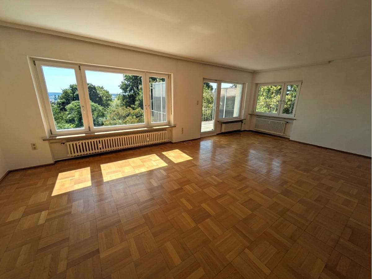 Geräumig, gepflegt und mit bester Aussicht: 4 Zimmer Wohnung nahe Klinikum. - Impression 1 in Amberg